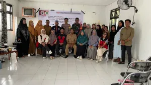 Mahasiswa KKN-T Inovasi Daerah Universitas Hasanuddin Gelombang 115 Posko 6 berfoto bersama Kepala Kelurahan Batu Lappa, perangkat kelurahan, Babinsa, Bhabinkamtibmas, dan tokoh masyarakat usai Seminar Program Kerja di Kelurahan Batu Lappa, Kecamatan Watang Pulu, Kabupaten Sidenreng Rappang, Senin (12/1/2026).